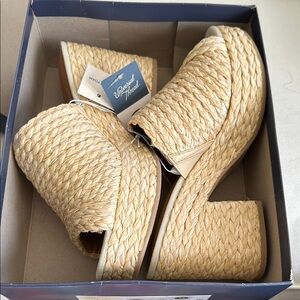 NIB “Universal Thread” platform straw trim sandal